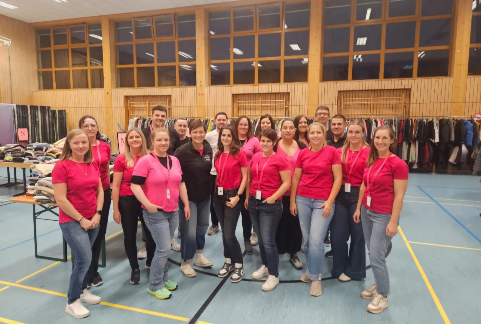 Das Team des Burgfräulein-Basars in der Turnhalle